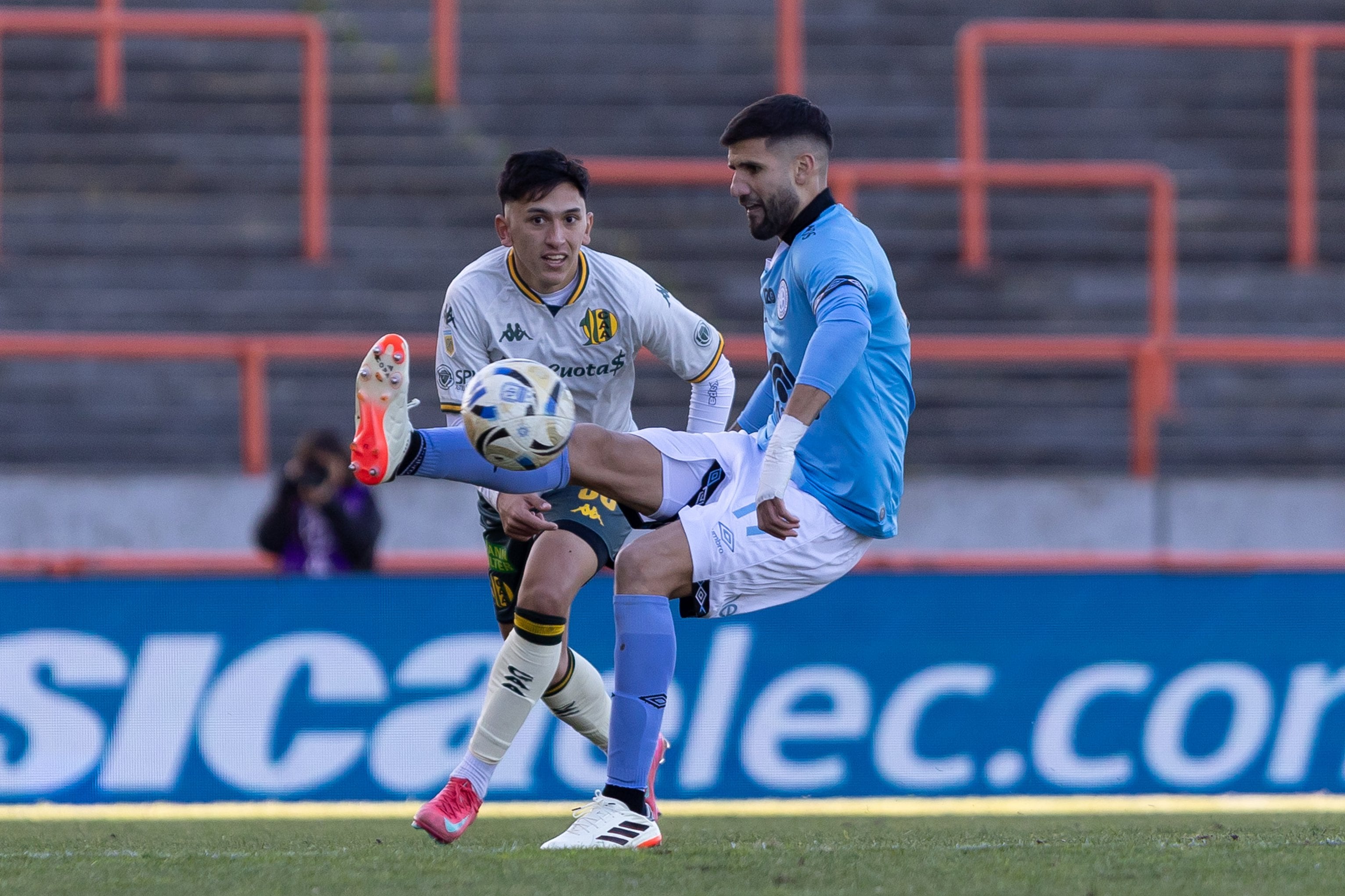Lisandro López, ante Aldosivi. (Prensa Belgrano).