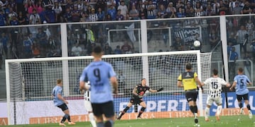 Nahuel Losada, el firme arquero de Belgrano, clave en el empate con Talleres en el clásico cordobés disputado en el Kempes. (Ramiro Pereyra / La Voz)