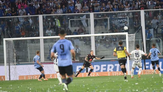 Nahuel Losada, el firme arquero de Belgrano, clave en el empate con Talleres en el clásico cordobés disputado en el Kempes. (Ramiro Pereyra / La Voz)