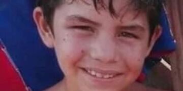 Al salir de su casa, Sebastián Ávalos vestía un short gris, remera blanca y se encontraba descalzo.