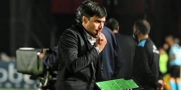 "El Cacique" Medina y la hora de afinar al plantel con la pelota (Fotobaires).