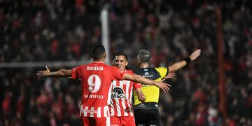 Dos goles de Maravilla Adrián Martínez, más asistencia en el tercero. Razones de Instituto para festejar y para creer.