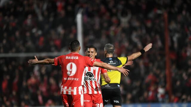 Dos goles de Maravilla Adrián Martínez, más asistencia en el tercero. Razones de Instituto para festejar y para creer.