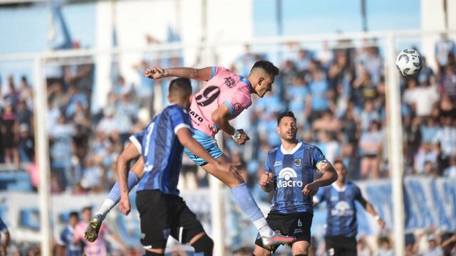 Racing de Nueva Italia enfrenta a Gimnasia de Jujuy por la fecha número 33 de la Zona B de la Primera Nacional. (Javier Ferreyra / La Voz)