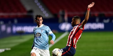 Augusto Solari del Celta de Vigo, a la izquierda, ante Renan Lodi del Atlético de Madrid en el Wanda Metropolitano. (Foto: AP Photo / José Bretón)