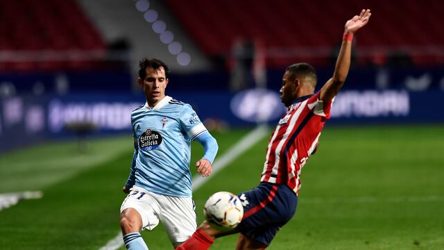 Augusto Solari del Celta de Vigo, a la izquierda, ante Renan Lodi del Atlético de Madrid en el Wanda Metropolitano. (Foto: AP Photo / José Bretón)