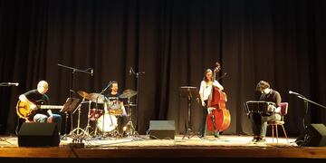 El trio 40 Dedos se presentará en la Biblioteca Sarmiento