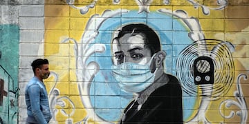 Carlos Gardel con máscara facial en una calle de Montevideo, Uruguay. (AP)