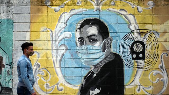 Carlos Gardel con máscara facial en una calle de Montevideo, Uruguay. (AP)