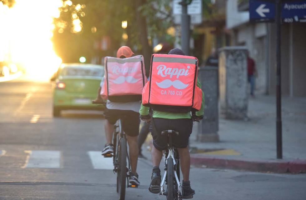 Video: pidió comida por delivery en La Plata, le llegó la mitad y vio como el repartidor se la guardaba