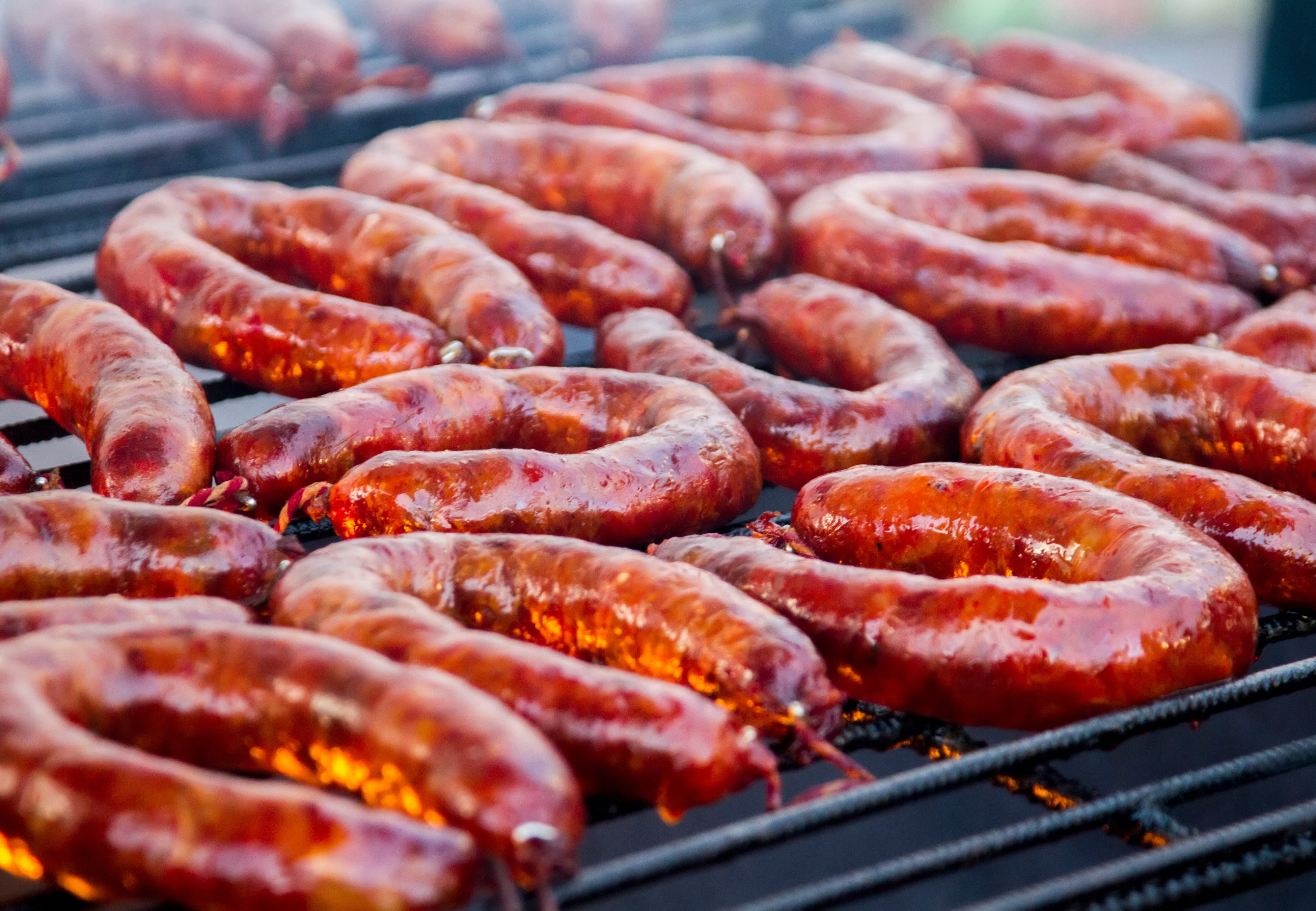 Chorizos caseros con una botella de plástico.