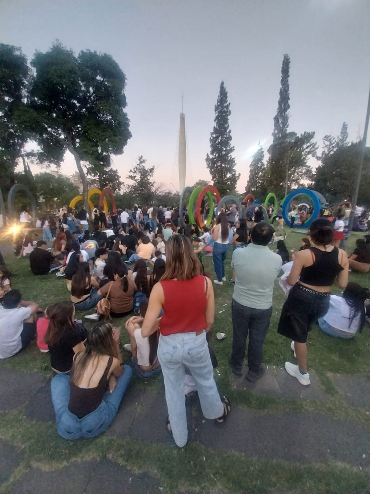 Así esperan los cordobeses que se encienda en tradicional arbolito del Faro del Bicentenario. (Javier Ferreyra / La Voz)