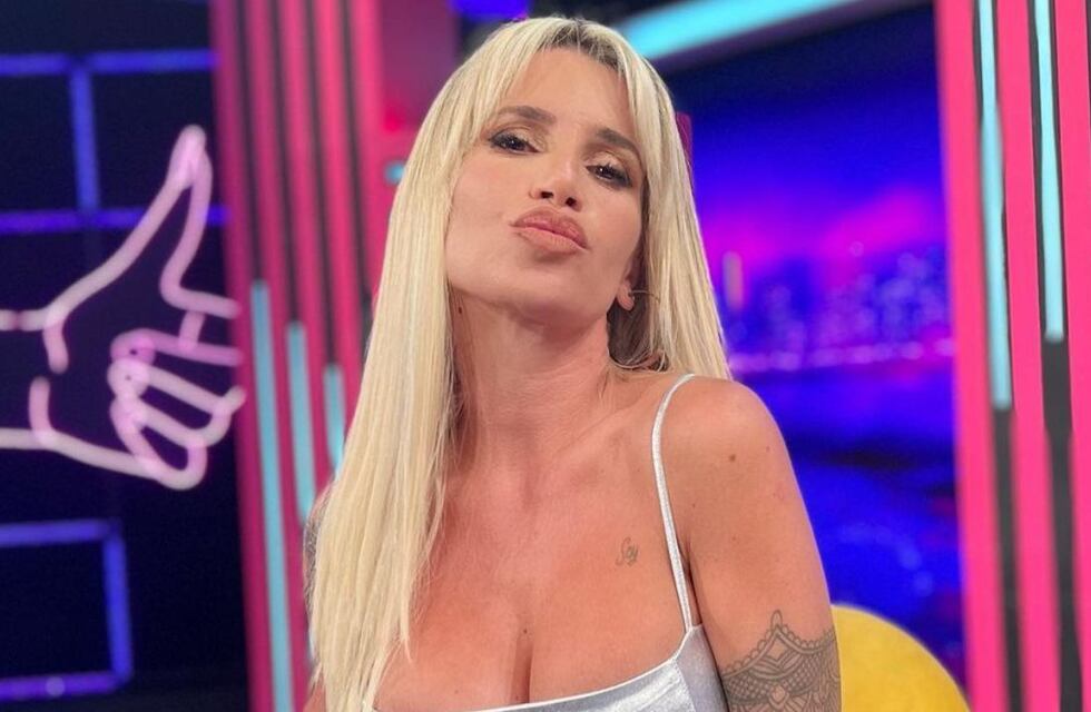 Flor Peña abrió la temporada de piscina con el primer chapuzón al agua en microbikini de tiras