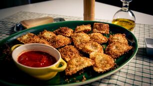 Para alentar a la Selección Argentina: la receta de ravioles fritos de Jimena Monteverde ideal para servir en las picadas con amigos.