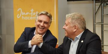 Martín Llaryora junto a Gustavo Benedetti en su visita a Arroyito