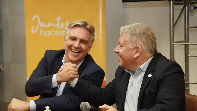 Martín Llaryora junto a Gustavo Benedetti en su visita a Arroyito