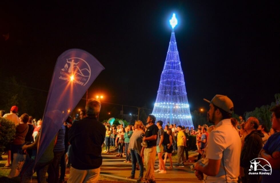 Se encienden las luces del árbol de Juana Koslay: todos los detalles del evento
