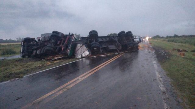 El camión trasladaba naranjas.