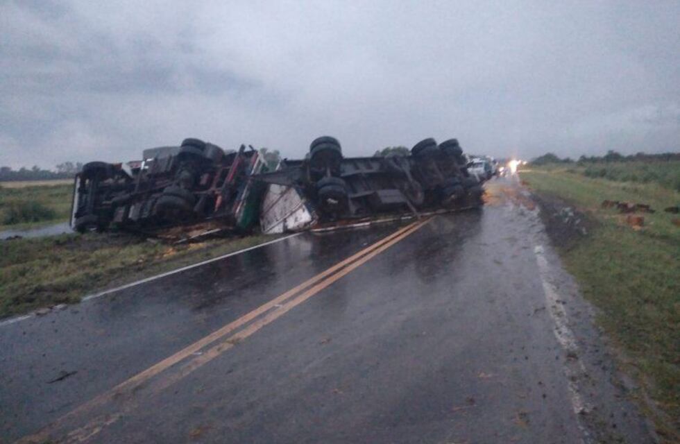 Volcó un camión en la Ruta 18 debido a la lluvia