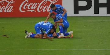 Badaloni en el suelo y sus compañeros celebran el gol que le dio el triunfo ante Estudiantes de la Plata. Gentileza Los Andes