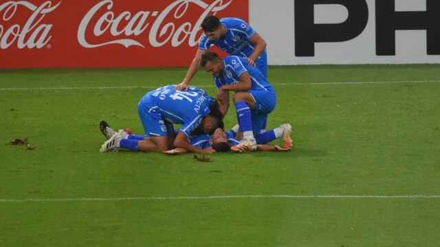 Badaloni en el suelo y sus compañeros celebran el gol que le dio el triunfo ante Estudiantes de la Plata. Gentileza Los Andes