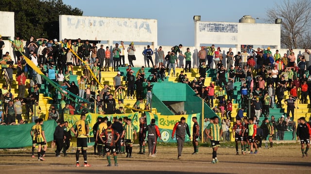 A los 31 minutos del complemento, Argentino Peñarol dejó la cancha en barrio La France en el partido que ganaba Huracán. (@CAAPenarol)
