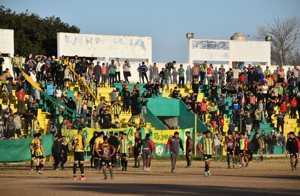 Liga Cordobesa de Fútbol: incidentes y abrupto final en el clásico Huracán-Peñarol