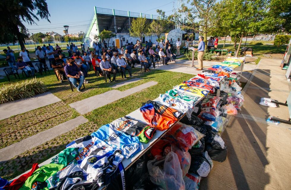 Entregaron indumentaria deportiva a clubes de Fútbol