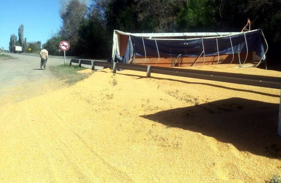 Volcó un camión cargado con maíz en la ruta 143