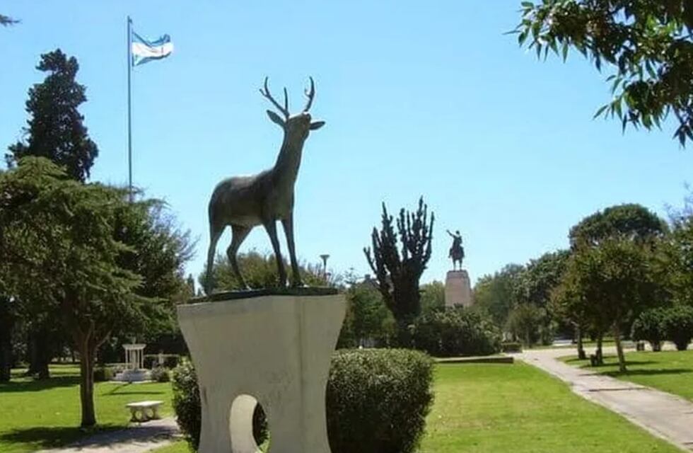 Indignación en Venado Tuerto: Le arrancaron las astas al histórico monumento “El Venadito”