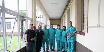 El equipo médico que realizó la innovadora cirugía.