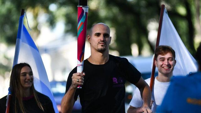 El voleibolista Luciano Verasio fue uno de los atletas que participó de la recorrida en el Parque de la Independencia.
