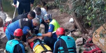 Hombre herido tras caer de unos siete metros de altura en Cuesta Blanca. (Foto: Facebook / Bomberos Icho Cruz).