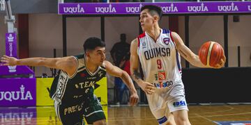 Duelo entre el base de Atenas Augusto Alonso y el cordobés, exde barrio General Bustos Franco Baralle. (Martin Jozami para La Liga)