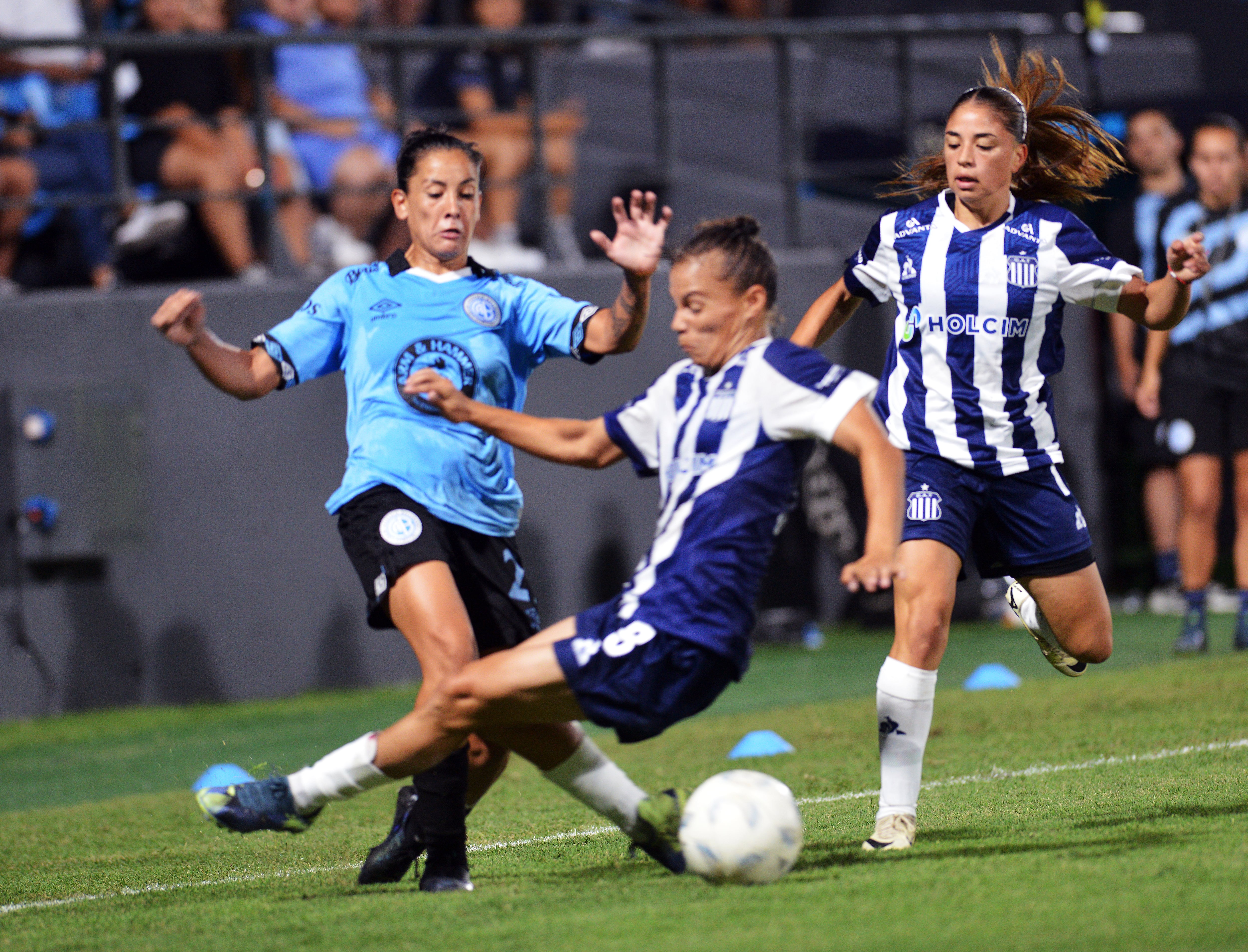 Belgrano vs Talleres en el clásico por la primera fecha de la liga de Fútbol femenino en Alberdi. Foto Javier Ferreyra