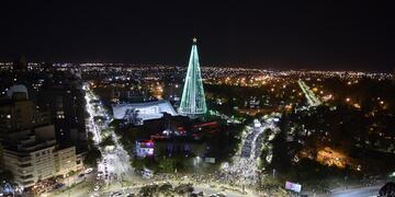 El gigantesco árbol del Faro del Bicentenario se prenderá el próximo miércoles. (La Voz / Ramiro Pereyra).
