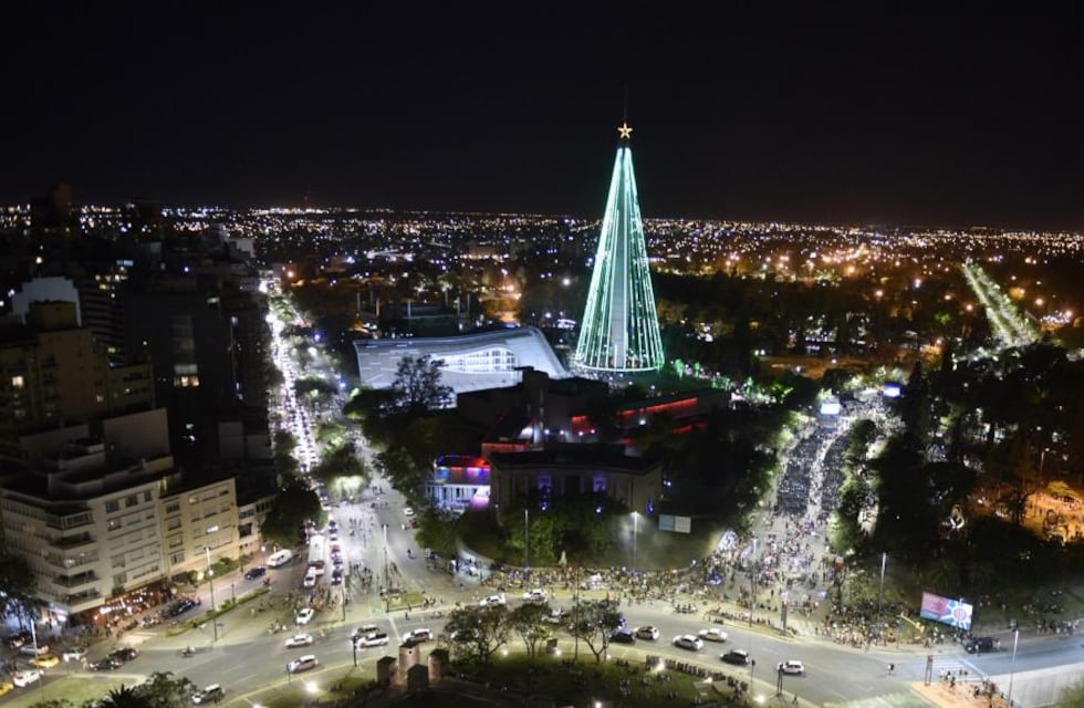 Navidad en Córdoba: se conoció cuánto costará encender el enorme arbolito del faro