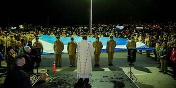 Vigilia multitudinaria en Plaza Malvinas por los 40 años de la Gesta de Malvinas.