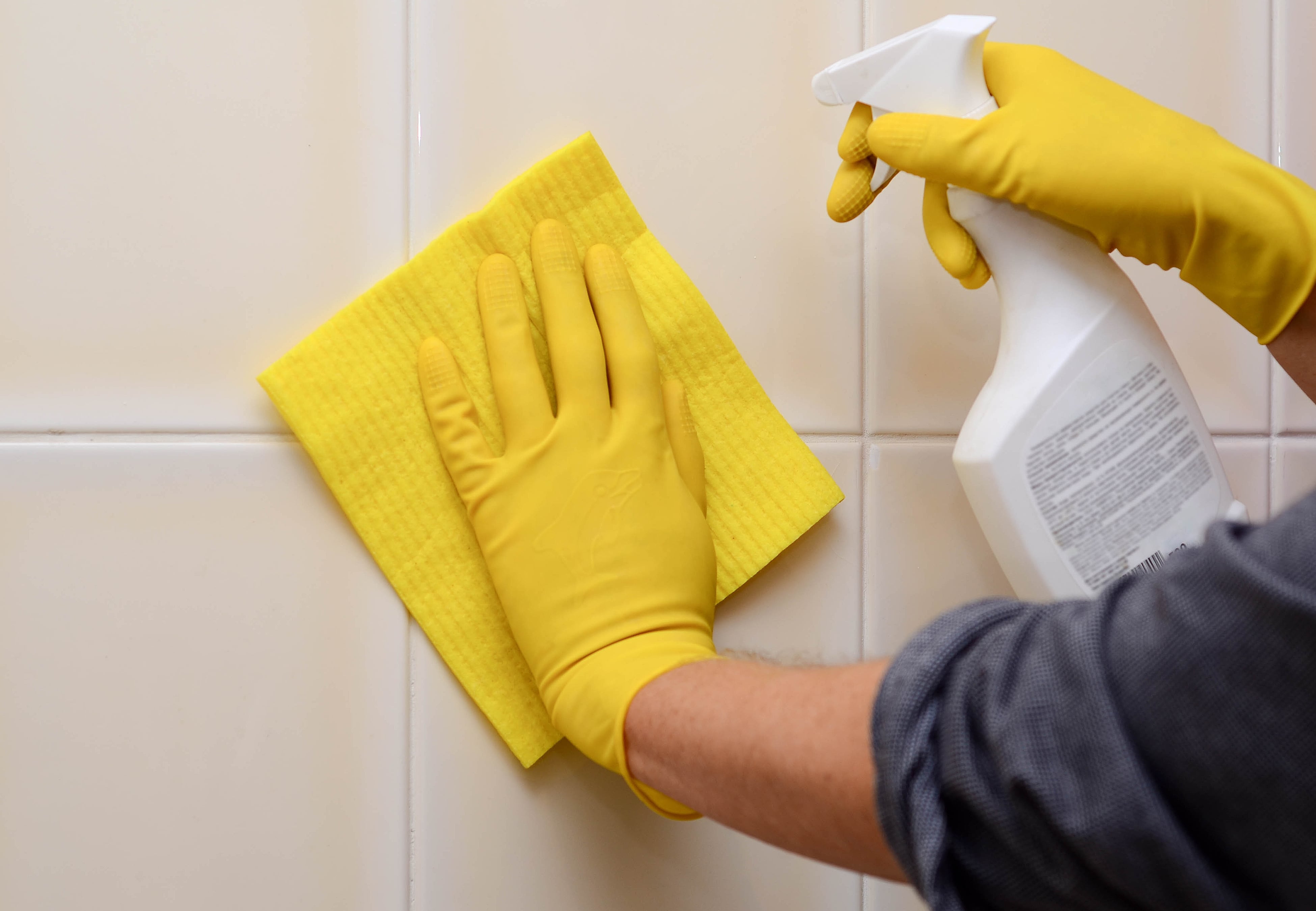 Este truco casero es ideal para limpiar los azulejos del baño.
