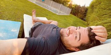 Así es la soñada y acogedora casa de Darío Barassi en Nordelta. Tiene amplias y cálidas habitaciones, piscina, un gran jardín y una laguna artificial, entre muchos otros espacios.