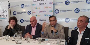 El sector del PD que se abrió de Cambia Mendoza, con Luis Rosales y Roberto Ajo a la cabeza, integran el frente "Vamos Mendocinos", junto al Mendoexit y otros partidos. Foto: Los Andes.