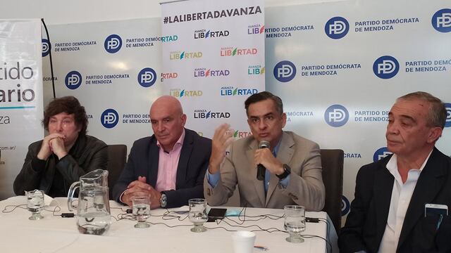 El sector del PD que se abrió de Cambia Mendoza, con Luis Rosales y Roberto Ajo a la cabeza, integran el frente "Vamos Mendocinos", junto al Mendoexit y otros partidos. Foto: Los Andes.