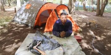 Miguel Ángel López, el hombre de Río Negro que se separó, quedó sin trabajo y vive en una carpa porque no puede pagar un alquiler.