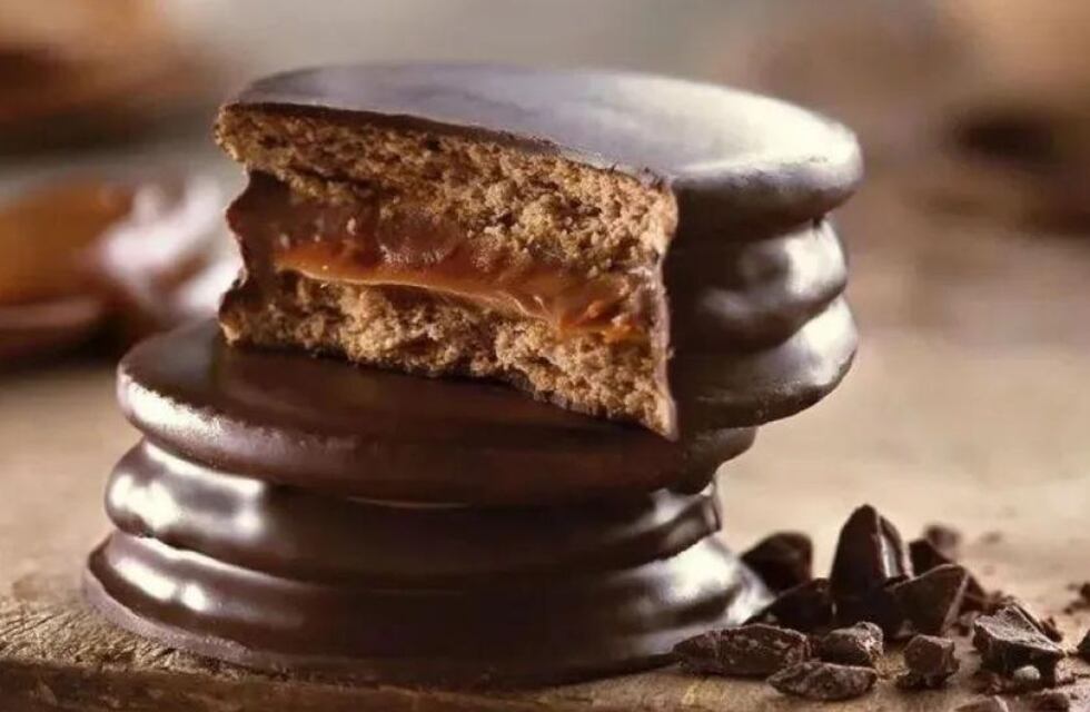 Cómo se hace el alfajor gigante de 300 kilos que sorprende al país desde Córdoba