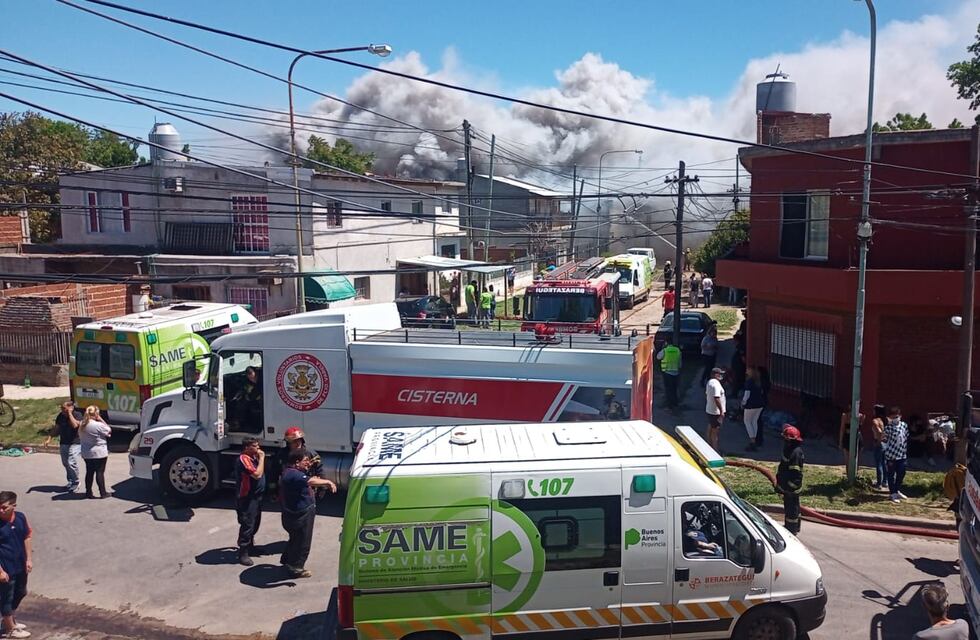 Incendio en una fábrica de químicos en Berazategui: lograron controlar el fuego y los trabajos continúan