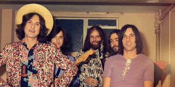 La formación de The Kinks con John Gosling (al centro) como tecladista. (Facebook The Kinks)