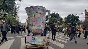 Una licuadora llena de reclamos se llevó la atención de la marcha federal universitaria en Córdoba.