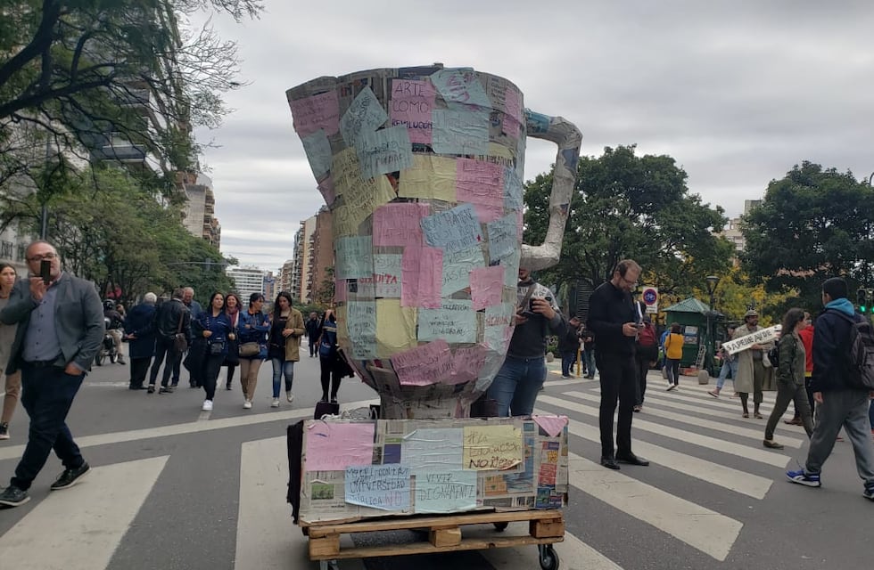 Una licuadora gigante e ingeniosos carteles: los reclamos en la marcha universitaria de Córdoba
