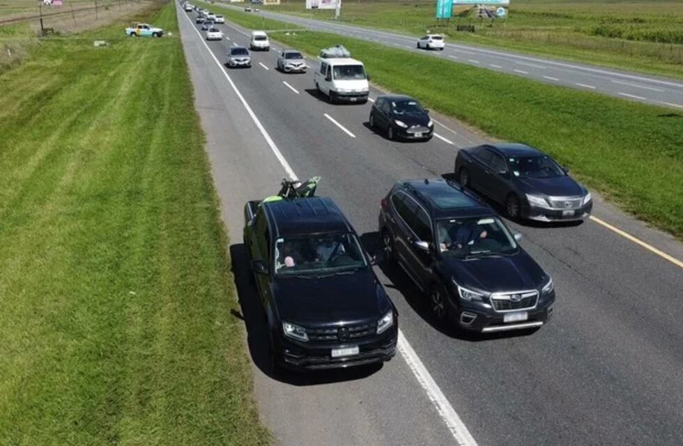 Imprudencia en la Ruta 2: quiso hacer la “avivada” de transitar por la banquina y acabó volcando