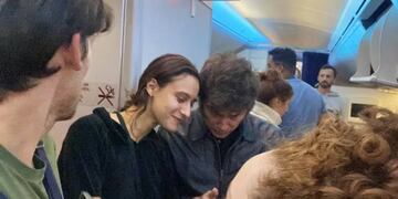 Javier Milei en el viaje hacia Davos en un avión de línea. Foto: La Voz